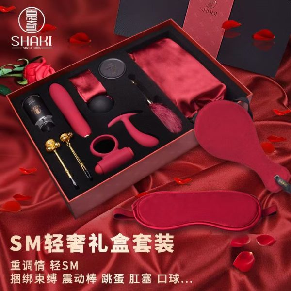 Adult sex toys are shared by husband and wife, and other large-scale toys are teased on the bed